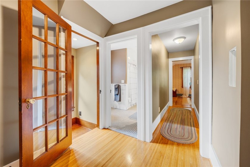 Craftsman charm meets today's modern updates! This beautifully - photo 35