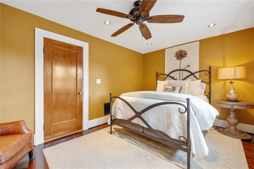 Craftsman charm meets today's modern updates! This beautifully - photo 37