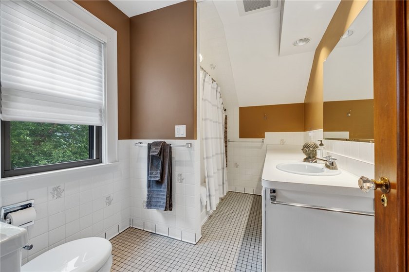 Craftsman charm meets today's modern updates! This beautifully - photo 41