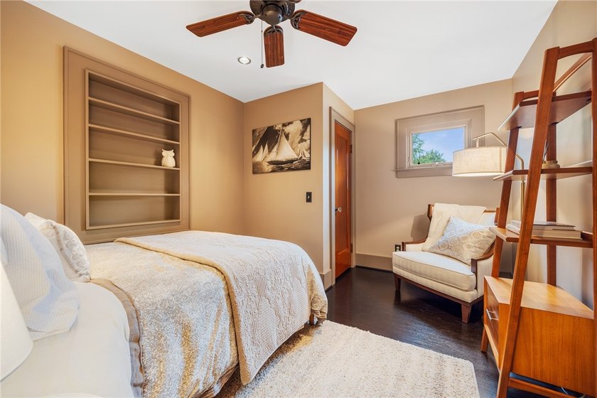 Craftsman charm meets today's modern updates! This beautifully - photo 43