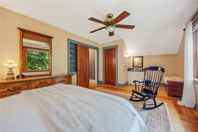 Craftsman charm meets today's modern updates! This beautifully - photo 45