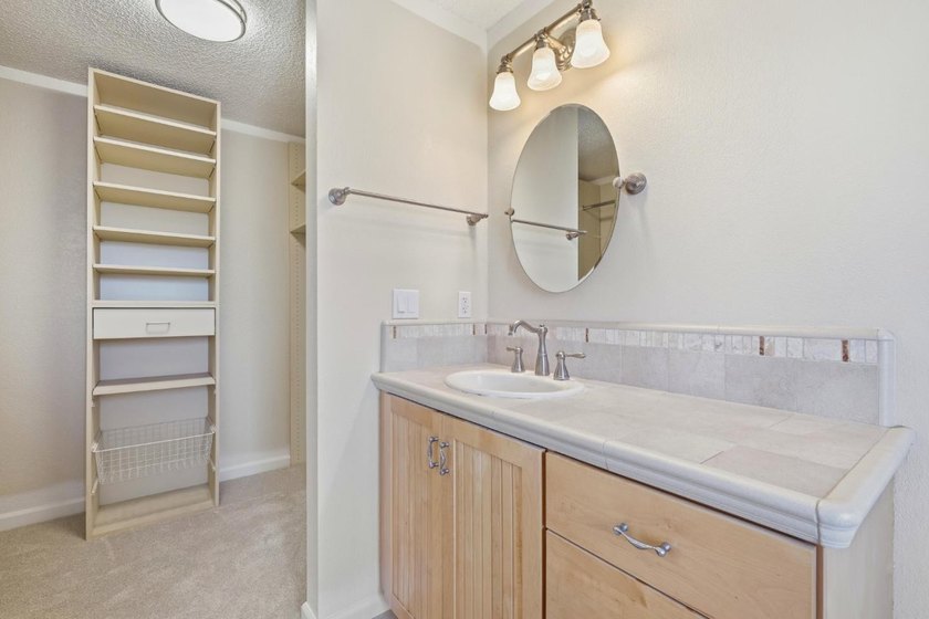 Just Reduced $100,000!!! Light and bright Seascape townhouse in - photo 17