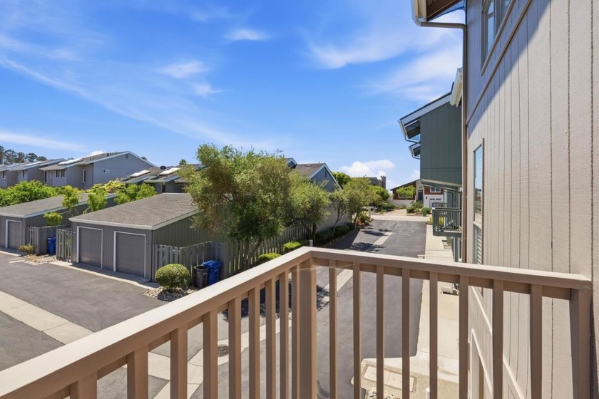 Just Reduced $100,000!!! Light and bright Seascape townhouse in - photo 25