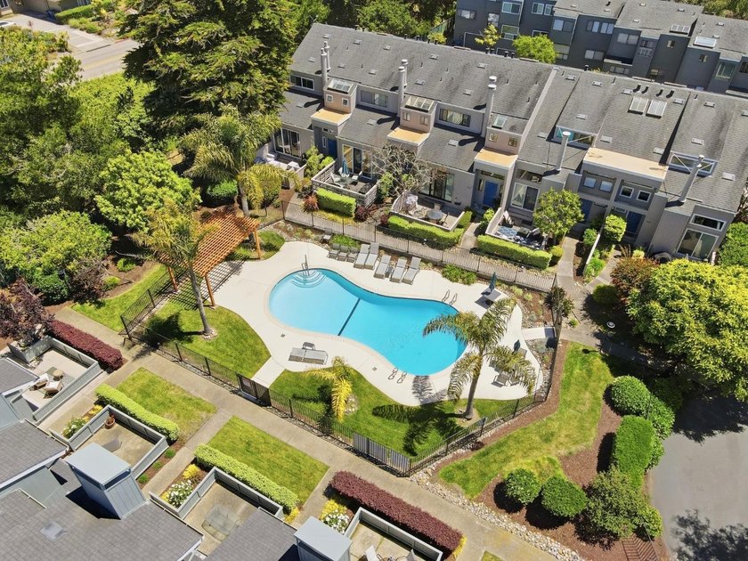 Just Reduced $100,000!!! Light and bright Seascape townhouse in - photo 29