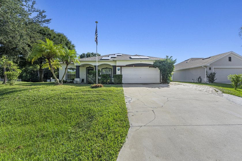 Your Florida Home Awaits! This beautiful concrete block - photo 2