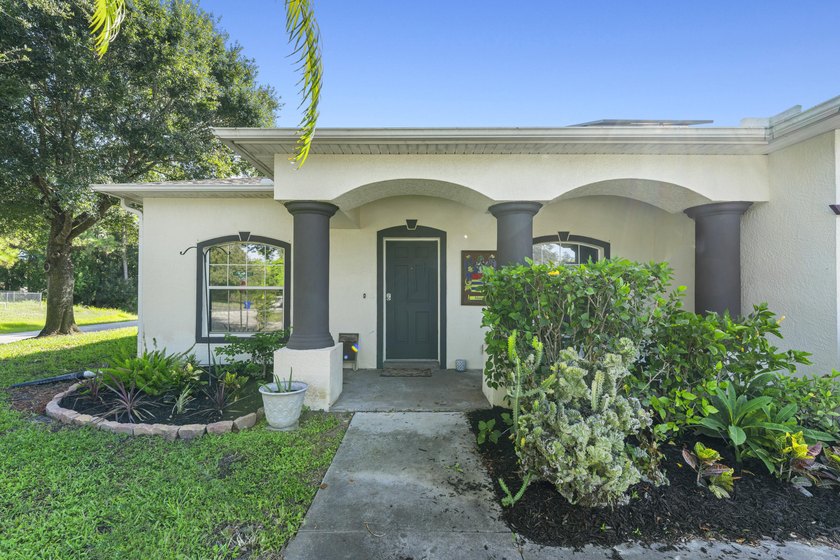 Your Florida Home Awaits! This beautiful concrete block - photo 3