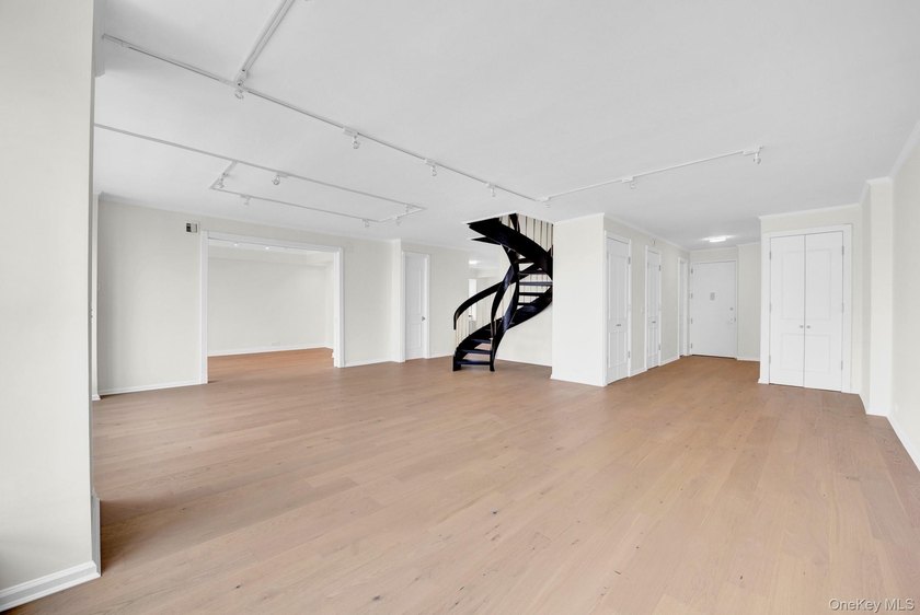 Welcome to this extraordinary, updated 3-bedroom, 3.5-bathroom - photo 15
