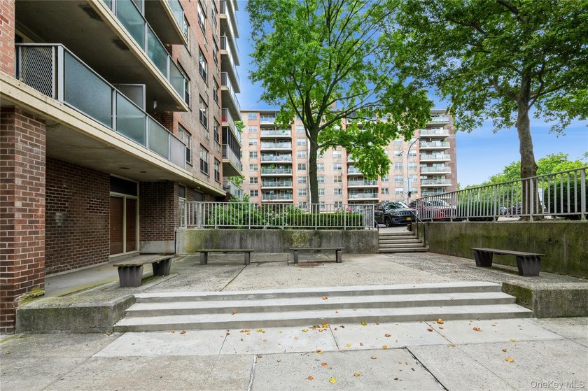 Spacious three-bedroom one-and-a-half-bathroom condominium - photo 2