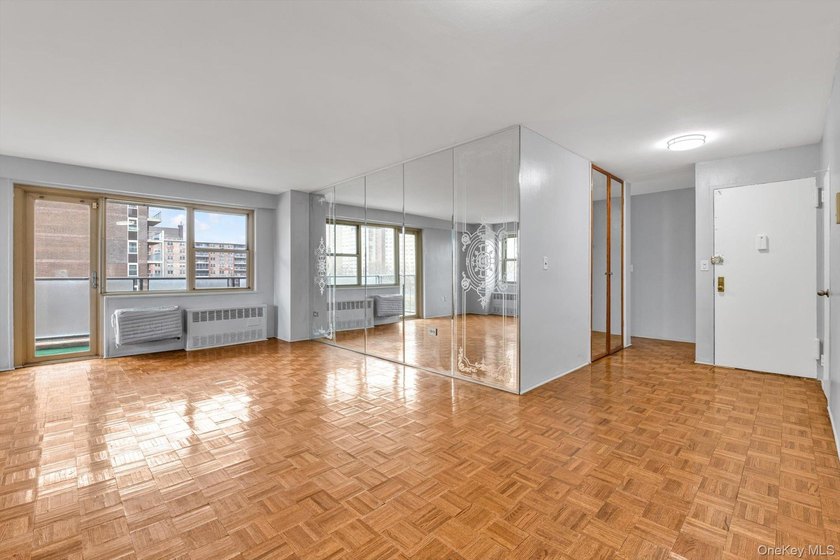 Spacious three-bedroom one-and-a-half-bathroom condominium - photo 5