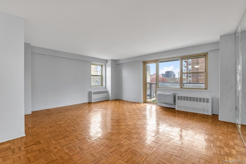 Spacious three-bedroom one-and-a-half-bathroom condominium - photo 6