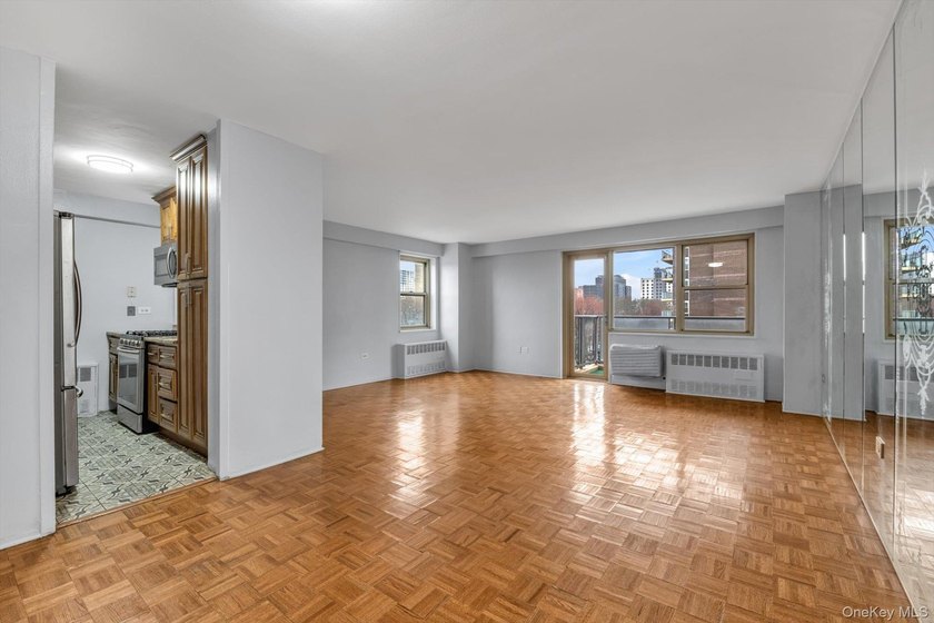 Spacious three-bedroom one-and-a-half-bathroom condominium - photo 7