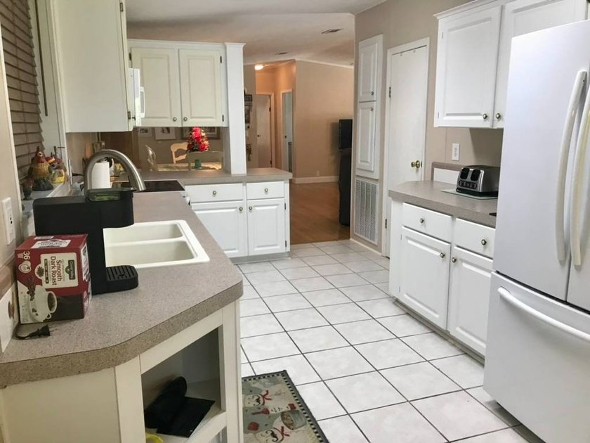 This beautiful, well-maintained home features a spacious layout - photo 4