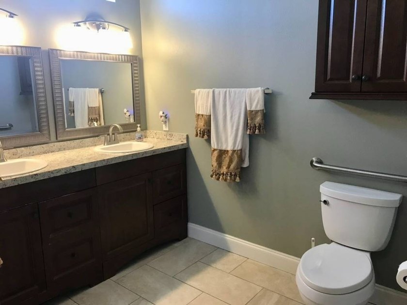 This beautiful, well-maintained home features a spacious layout - photo 7