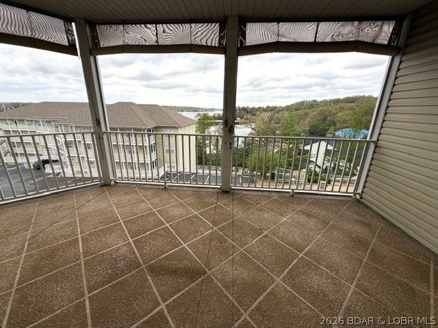 Introducing a peaceful, turn-key lakefront condo in CapeRoyale - photo 11