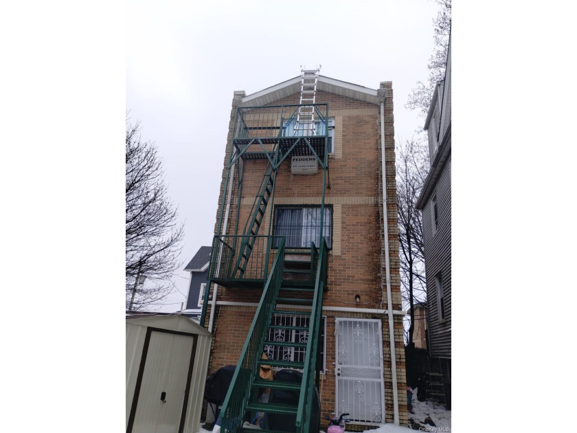 Newer construction. Only 20 years old with modern appliances and - photo 5