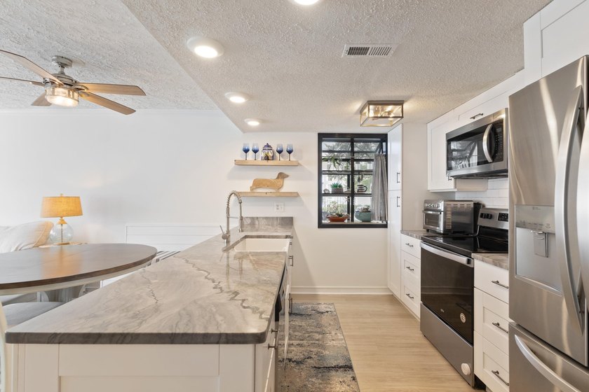 FULLY REMODELED &amp; UPGRADED 2BR/2BA CONDO JUST 2 BLOCKS FROM THE - photo 12