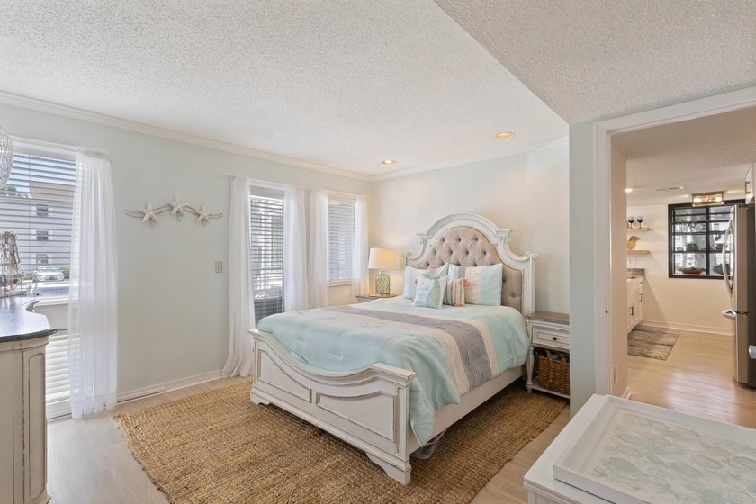 FULLY REMODELED &amp; UPGRADED 2BR/2BA CONDO JUST 2 BLOCKS FROM THE - photo 22