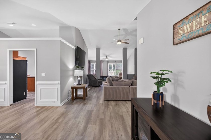 MOTIVATED SELLER!! Offering One Year Home Warranty! Welcome to - photo 3