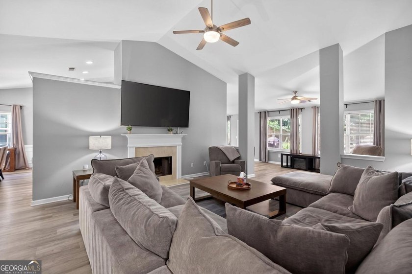 MOTIVATED SELLER!! Offering One Year Home Warranty! Welcome to - photo 6