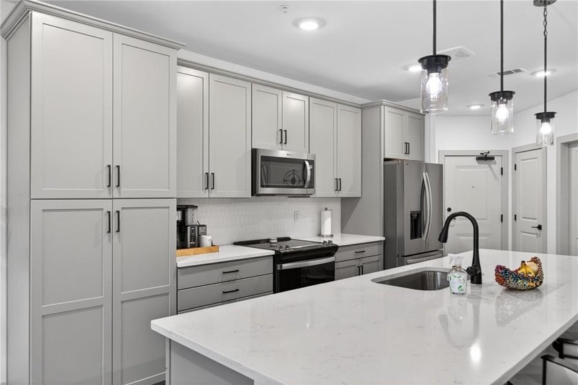 SPECTACULAR 3 BR/ 2 BA FLOORPLAN!!! Welcome to effortless luxury - photo 9
