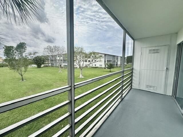 Bright and light 2nd-floor, 2 bedroom, 1.5 bathrooms, corner - photo 11