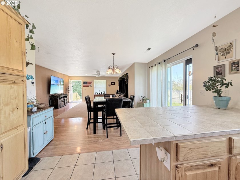 Well-maintained single-level 3 bed, 2 bath home offering 1,524 - photo 11
