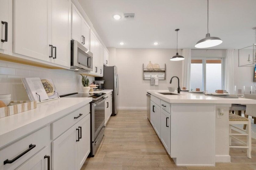 Former model home-all the upgrades! 2022 CBS Construction. Lived - photo 7