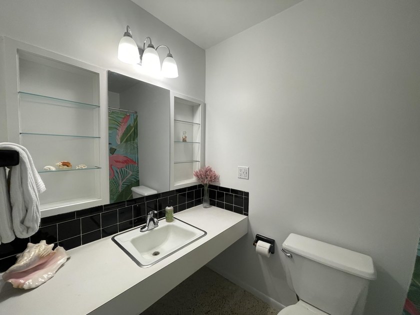 Location, location, location! Charming single-family pool home - photo 13