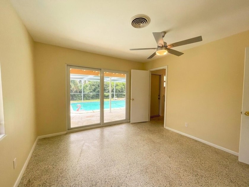 Location, location, location! Charming single-family pool home - photo 14