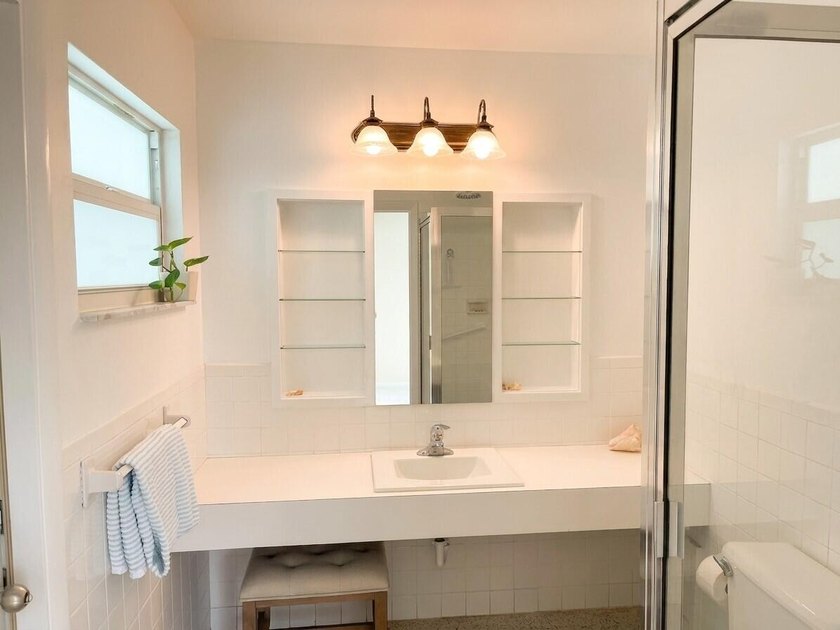 Location, location, location! Charming single-family pool home - photo 15