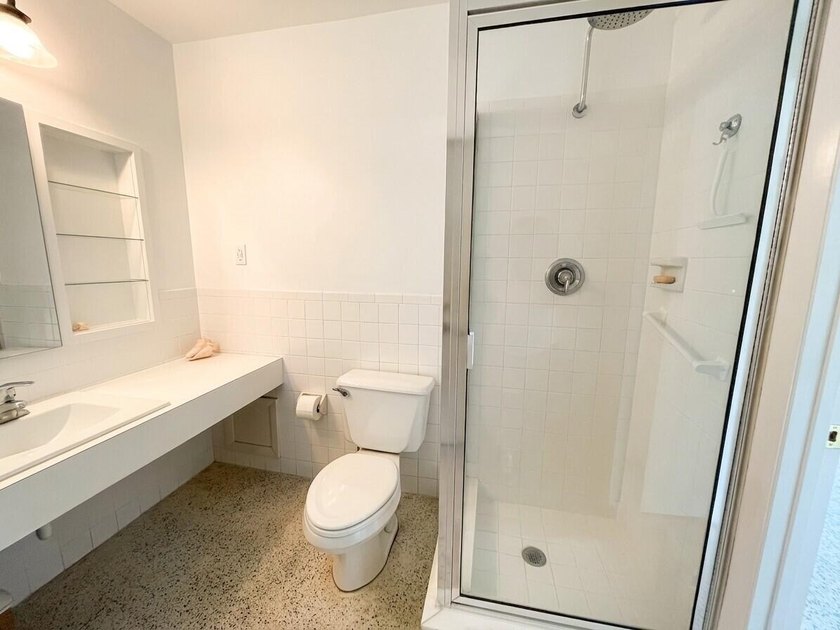 Location, location, location! Charming single-family pool home - photo 16