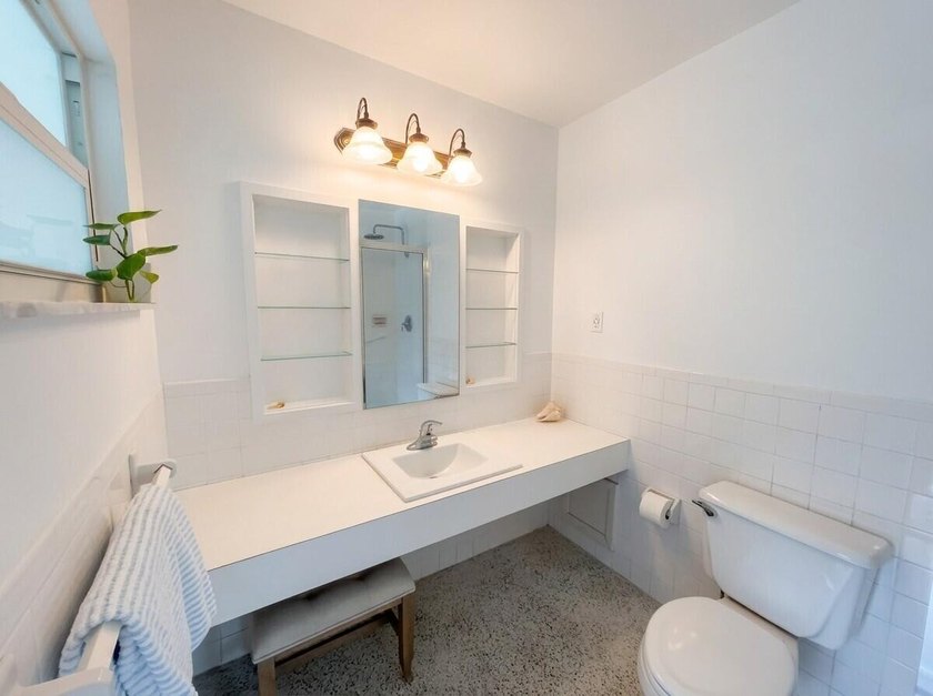Location, location, location! Charming single-family pool home - photo 18