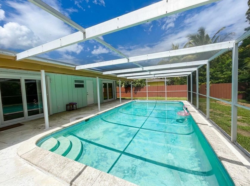 Location, location, location! Charming single-family pool home - photo 21