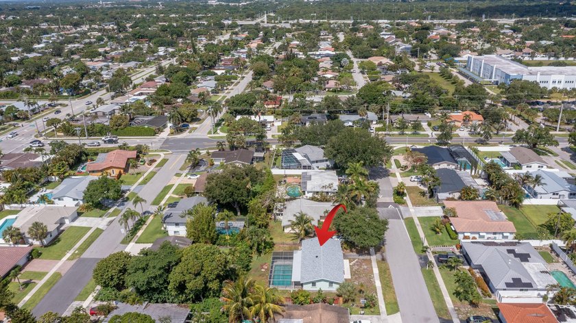 Location, location, location! Charming single-family pool home - photo 26