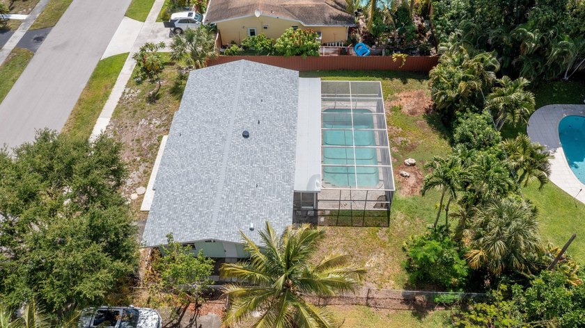 Location, location, location! Charming single-family pool home - photo 30