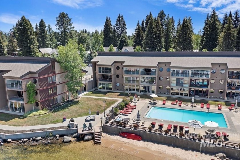 Luxurious 3-bedroom, 3 bath ground-level end unit perfectly - photo 2