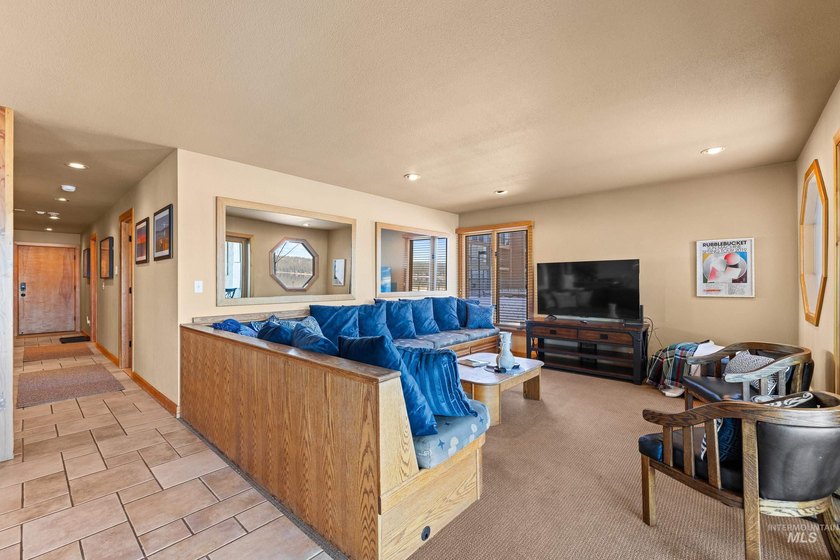 Luxurious 3-bedroom, 3 bath ground-level end unit perfectly - photo 4