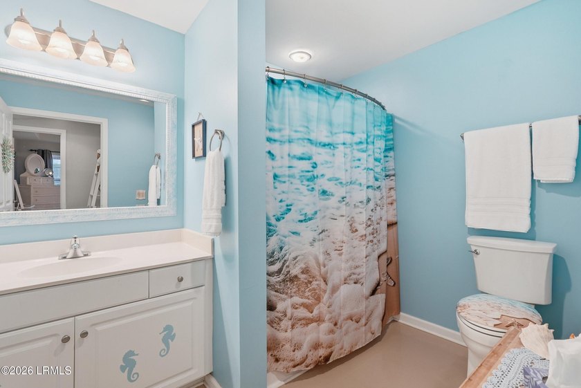 Top-floor 2 bed, 2 bath condo with stunning views overlooking - photo 13