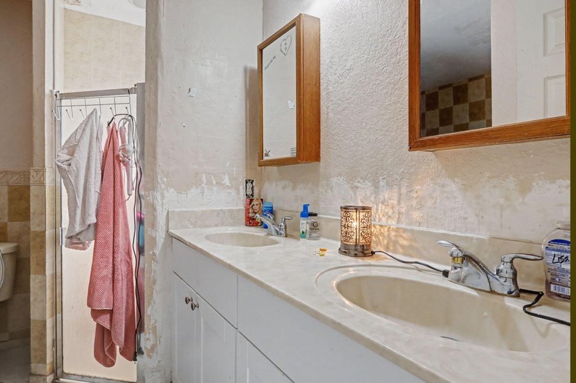 Spacious 6-bedroom single-family home with NO HOA offering - photo 14