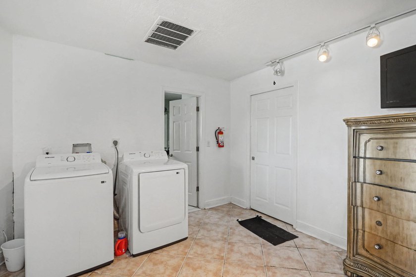 Spacious 6-bedroom single-family home with NO HOA offering - photo 19
