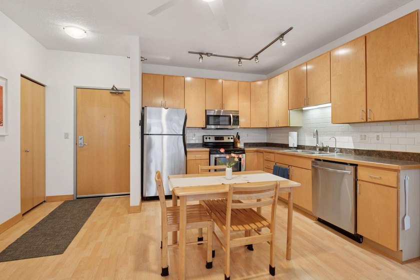 Welcome to University Flats in Prospect Park! Walk, bike, or - photo 11