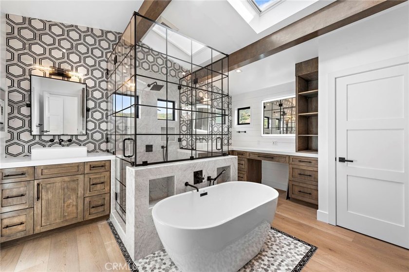 Exquisite Coastal Retreat | Fully Remodeled 3BR/3BA with - photo 15