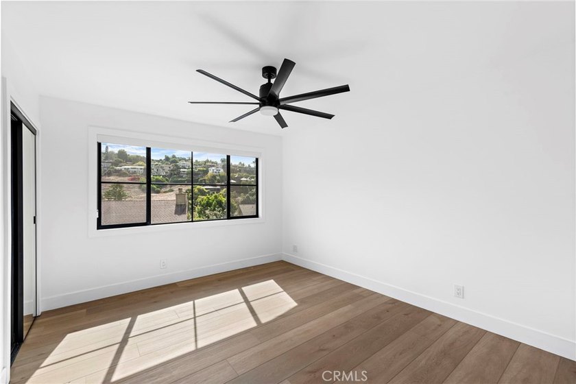 Exquisite Coastal Retreat | Fully Remodeled 3BR/3BA with - photo 18