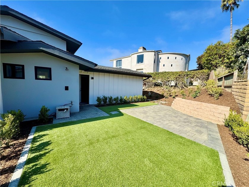 Exquisite Coastal Retreat | Fully Remodeled 3BR/3BA with - photo 21