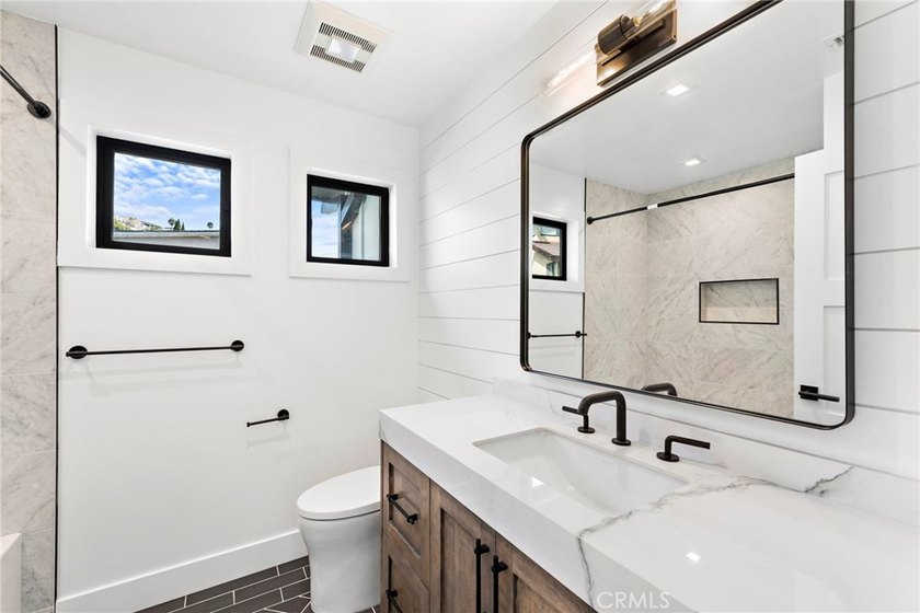 Exquisite Coastal Retreat | Fully Remodeled 3BR/3BA with - photo 23
