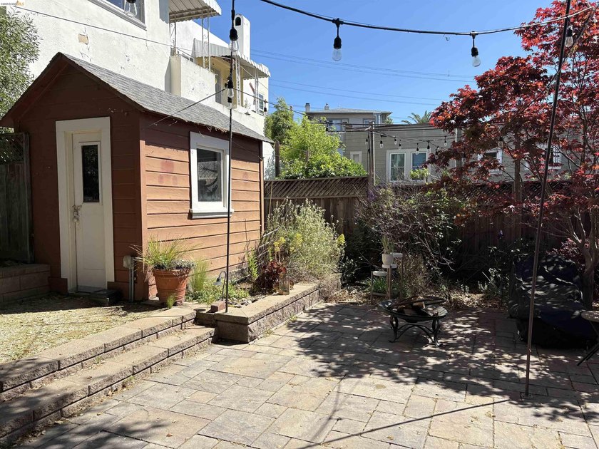 Beautifully maintained duplex located in one of the most - photo 27