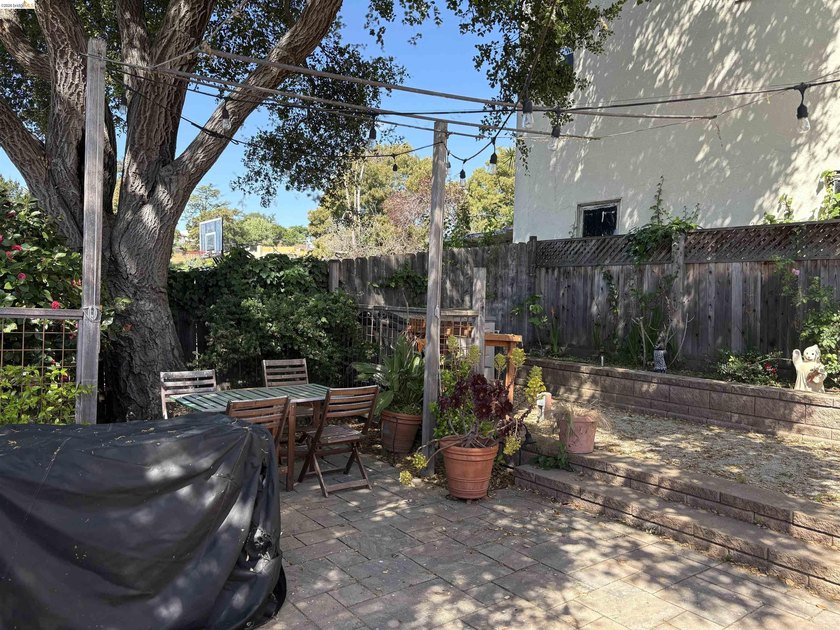Beautifully maintained duplex located in one of the most - photo 28