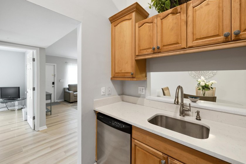 Fully furnished, updated 2/2 Condo in Chasewood of Jupiter. Move - photo 3