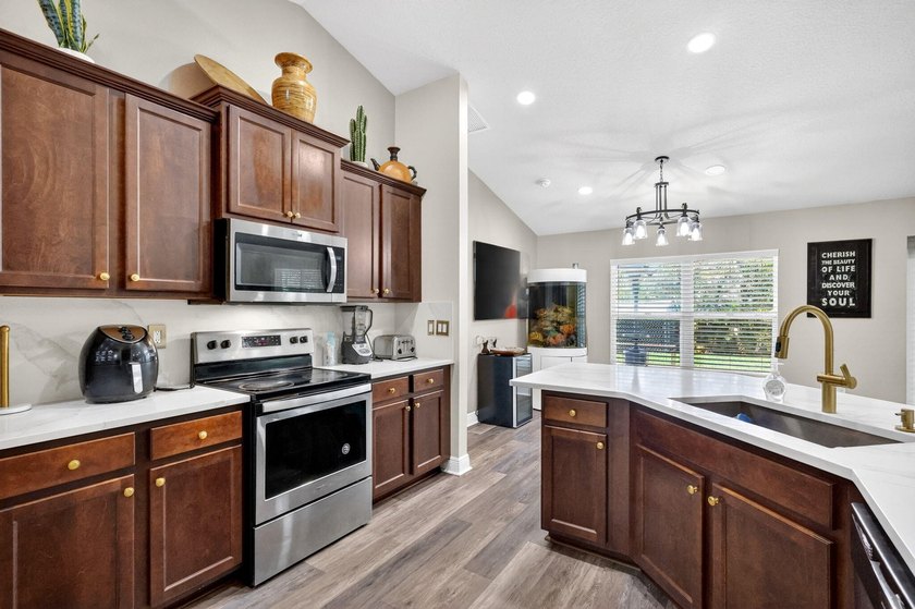 Welcome to your own slice of Florida paradise! This beautifully - photo 15