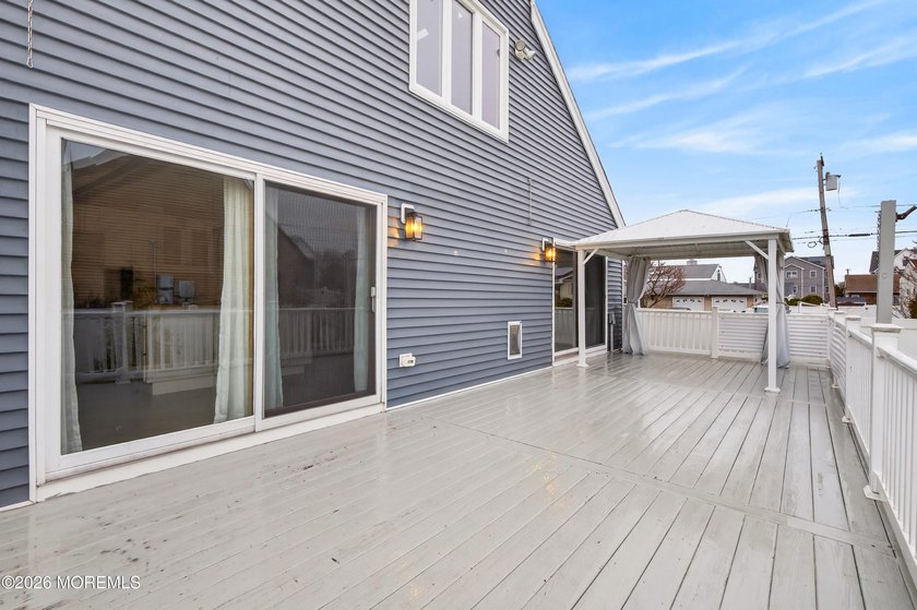 WELCOME TO THIS STUNNING CONTENPORARY HOME LOCATED IN THE HIGHLY - photo 40
